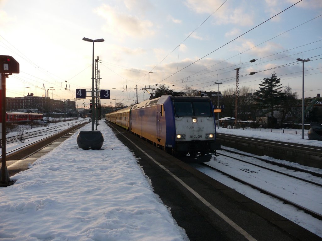 185 CL-001 (91 80 6185 501-4 D-VCD) f�hrt am 03.02.2010 der untergehenden Sonne davon. RE13 -> Hamm; Wuppertal-Oberbarmen