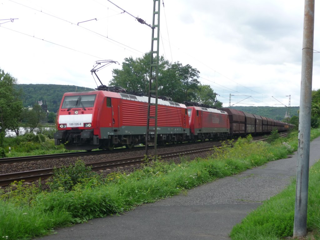 189 026 und eine Schwestermaschine sind am 19.08.2010 auf der Rheinstrecke gen S�den unterwegs.