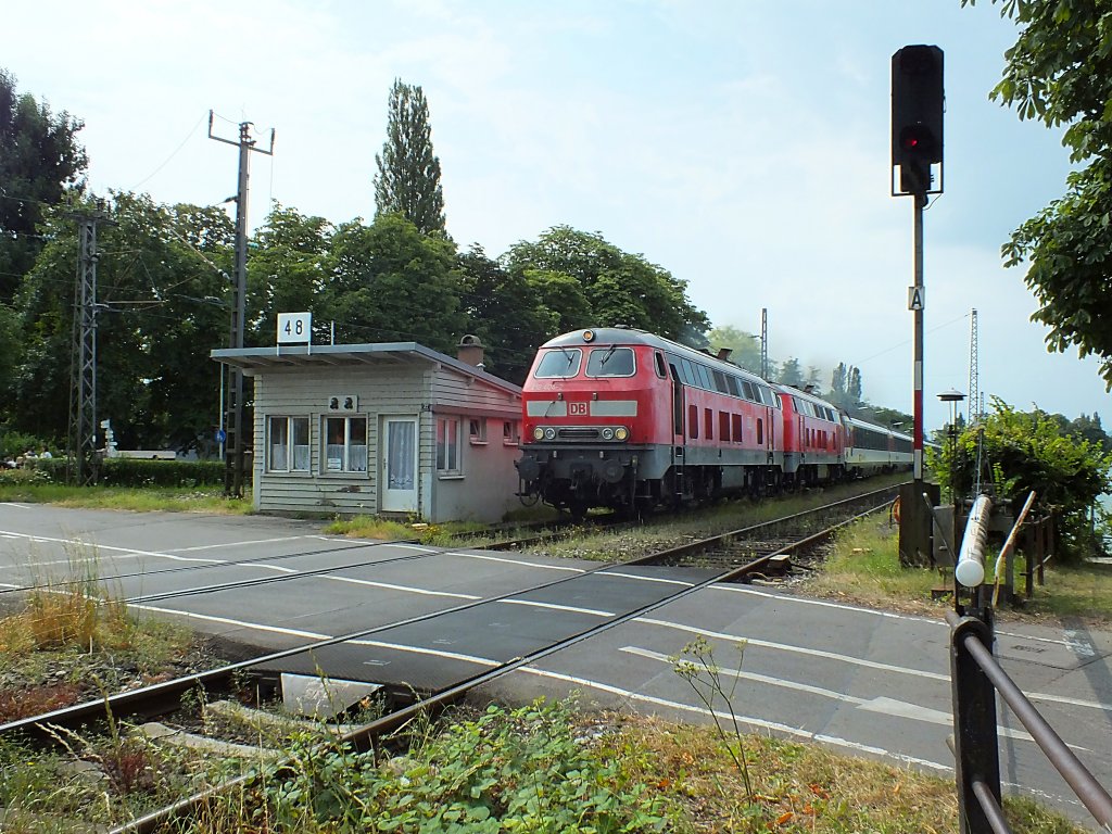 218 404 und 426 bespannen am 24.7.13 einen Eurocity auf der Fahrt nach M�nchen Hauptbahnhof, hier an der klassischen Fotostelle am Schrankenposten Nr.48 in Lindau.