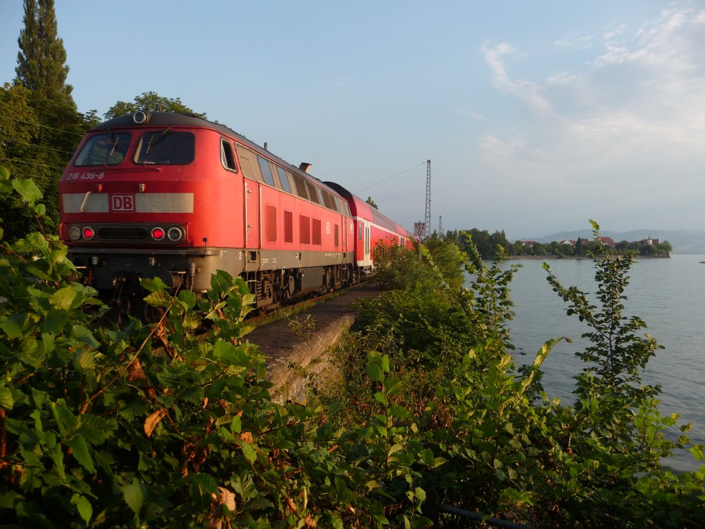 218 439 bef�hrt am 21.07.2010 mit einem IRE nach Lindau Hauptbahnhof den Bodenseedamm und hat somit ihr Ziel beinahe erreicht.