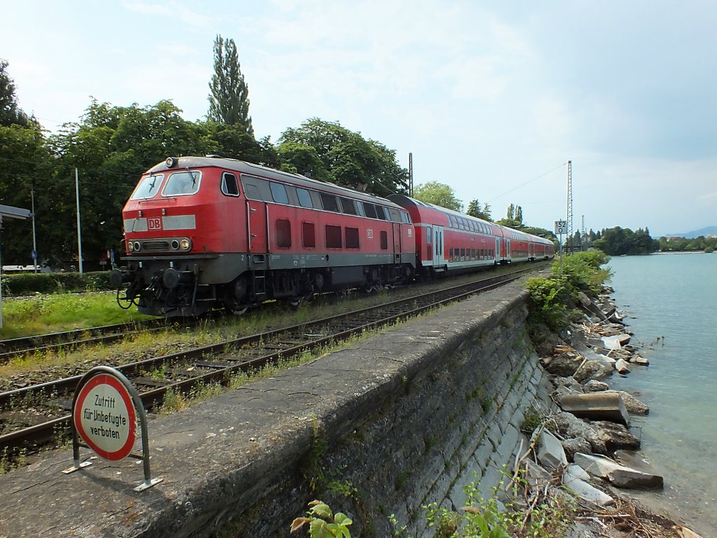 218 443 �berquert am 24.7.13 mit einem IRE nach Stuttgart den Bodenseedamm in Lindau.