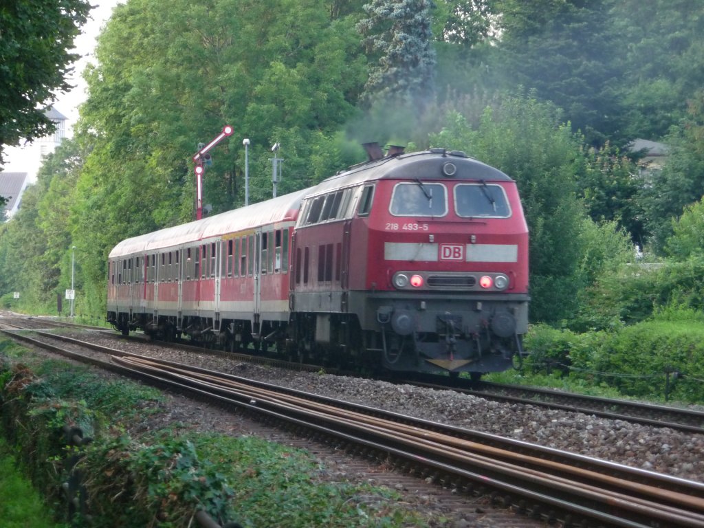 218 493 verl�sst mit einer Regionalbahn nach Augsburg Lindau. 21.07.2010