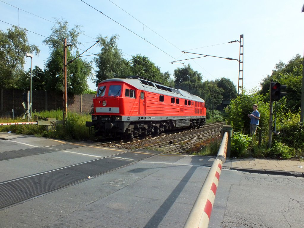 232 131 passiert am 16.7.13 solo den Bahn�bergang in Bottrop-S�d.