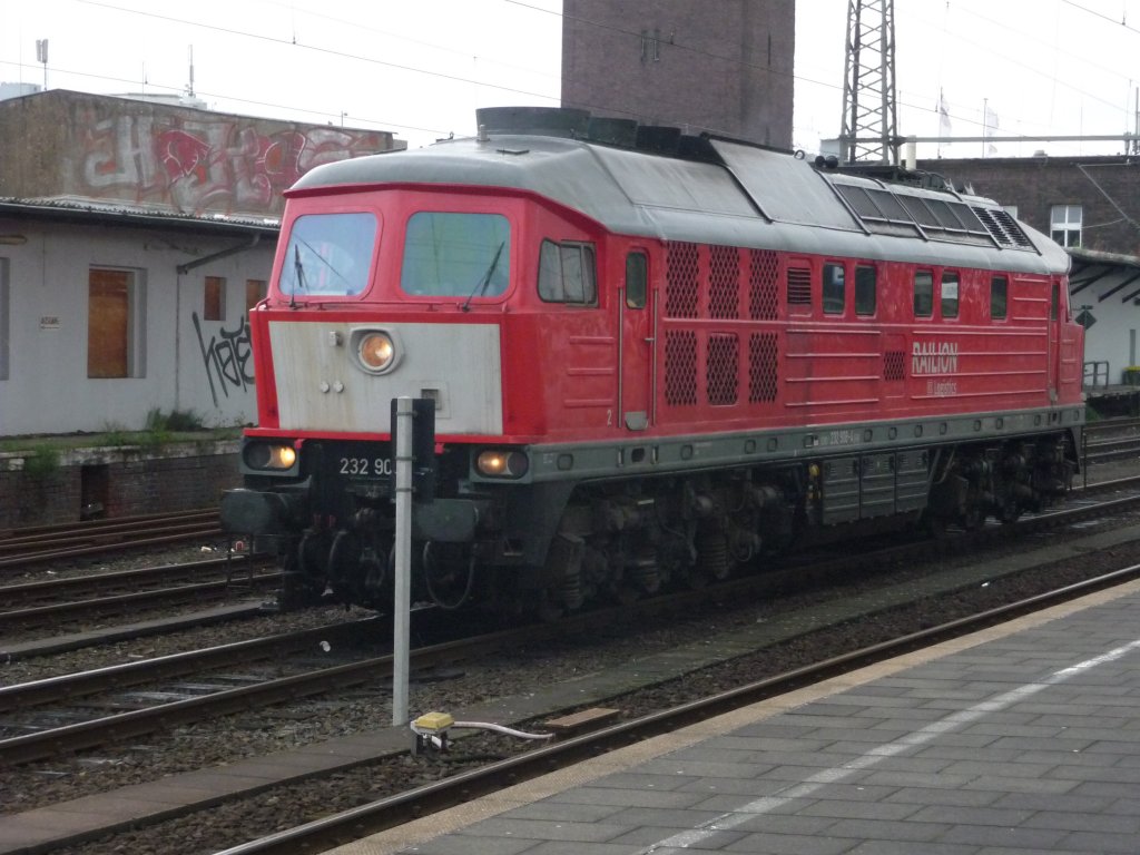 232 908 (mit wei�er Kontrastfl�che f�r den Einsatz in den Niederlanden) steht am 27.08.2010 auf den G�tergleisen des D�sseldorfer Hauptbahnhofes.
