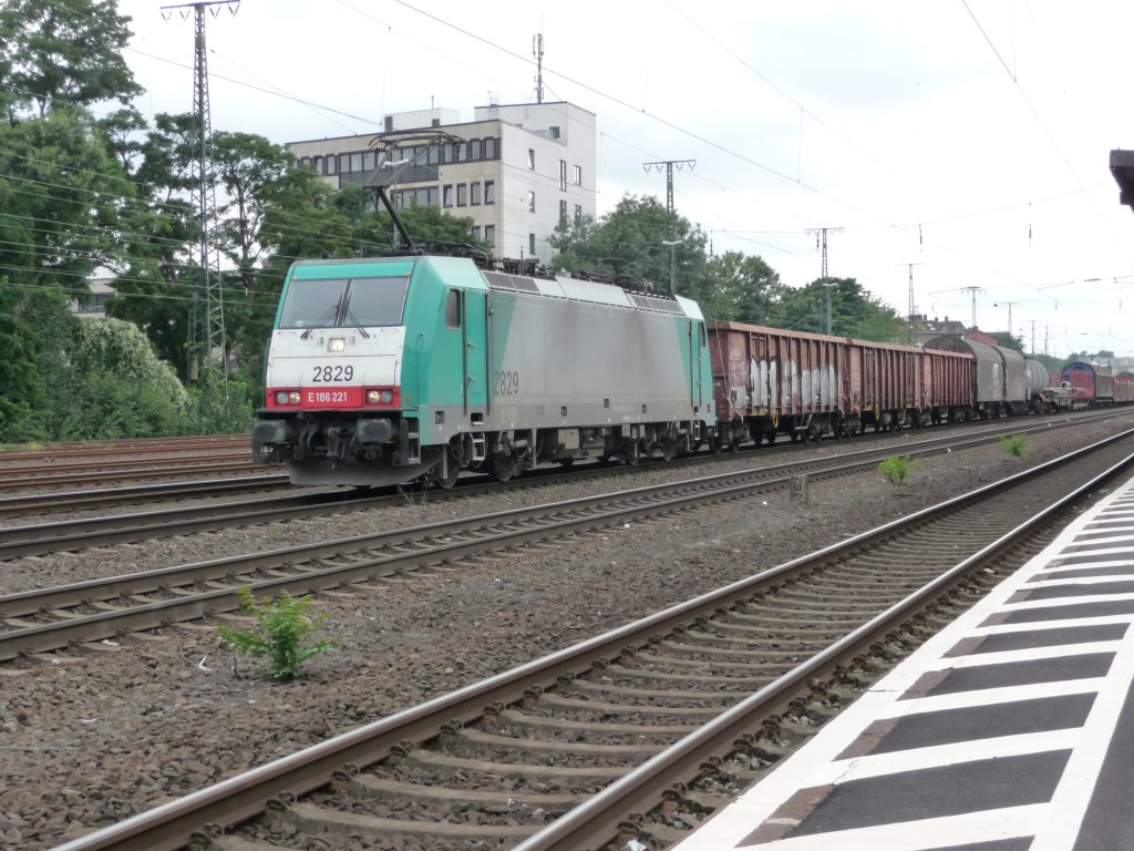 2829 (E186 221) der SNCB ist hier am 08.08.2012 in K�ln-West zu sehen.
