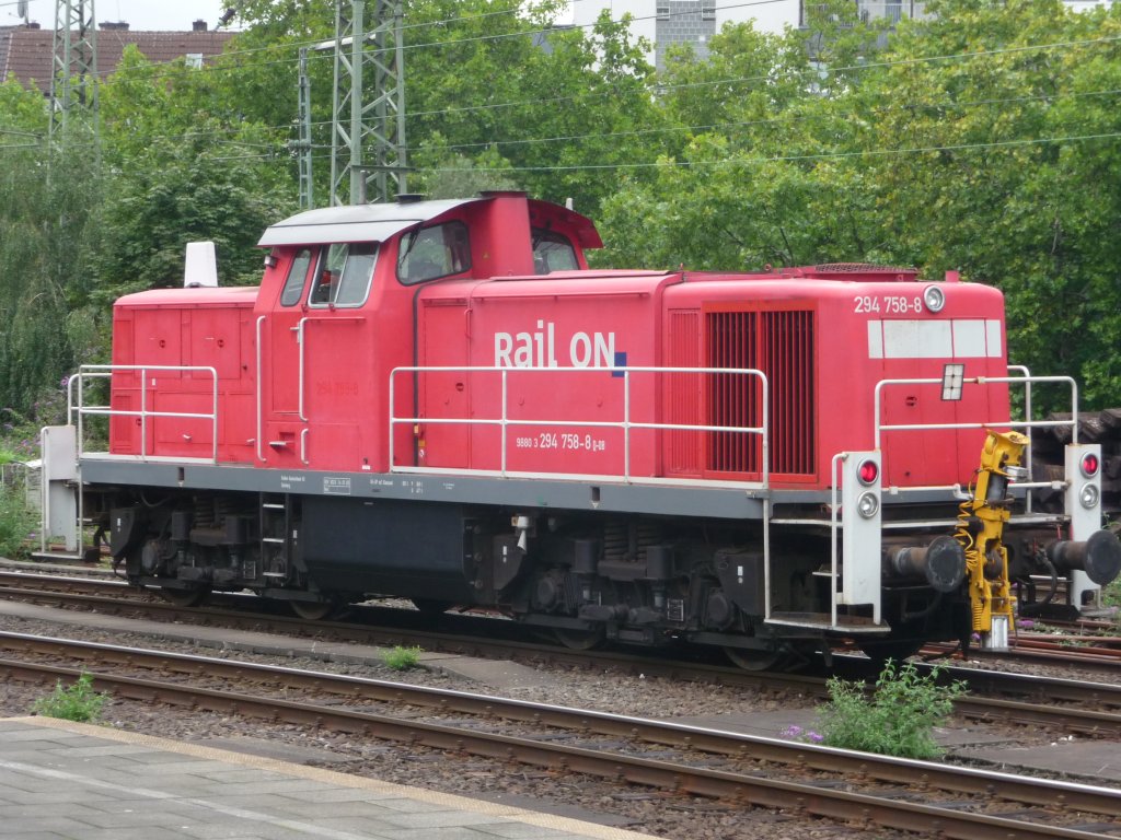 294 758 steht am 27.08.2010 auf den G�tergleisen des D�sseldorfer Hauptbahnhofs