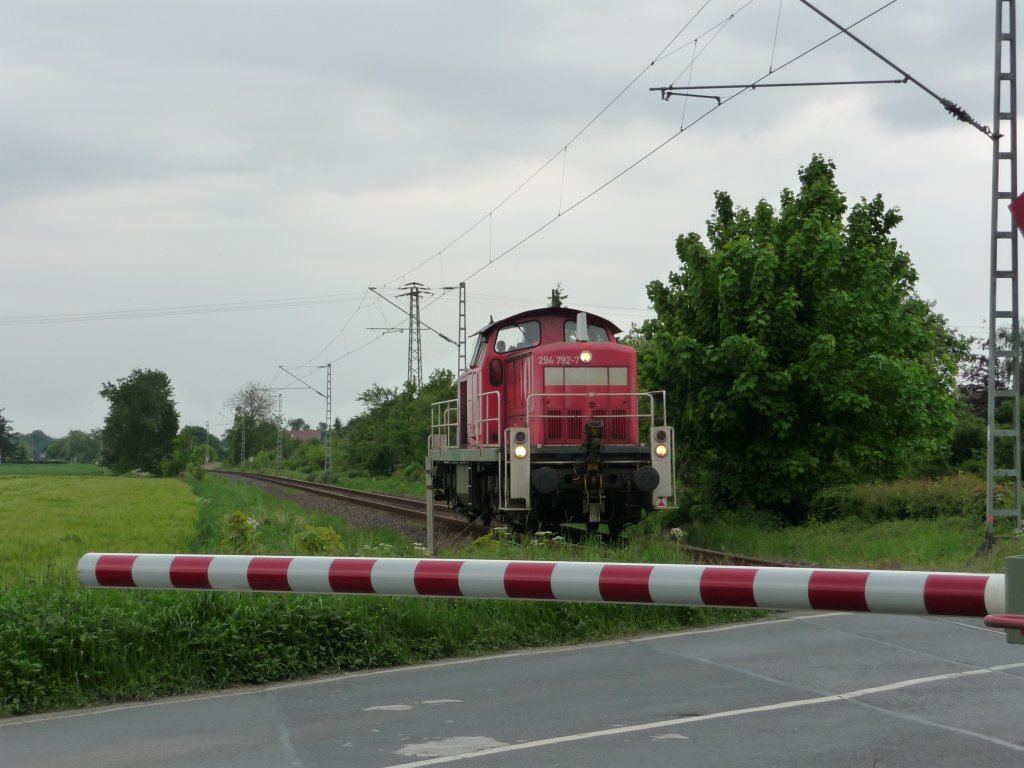 294 792 ist am 18.05.2012 solo n�rdlich von Moers unterwegs.