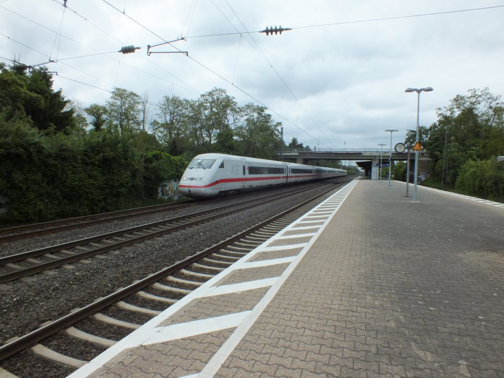 402 011 am Ende dieser ICE2-Garnitur f�hrt am 3.6.13 durch Angermund nordw�rts.