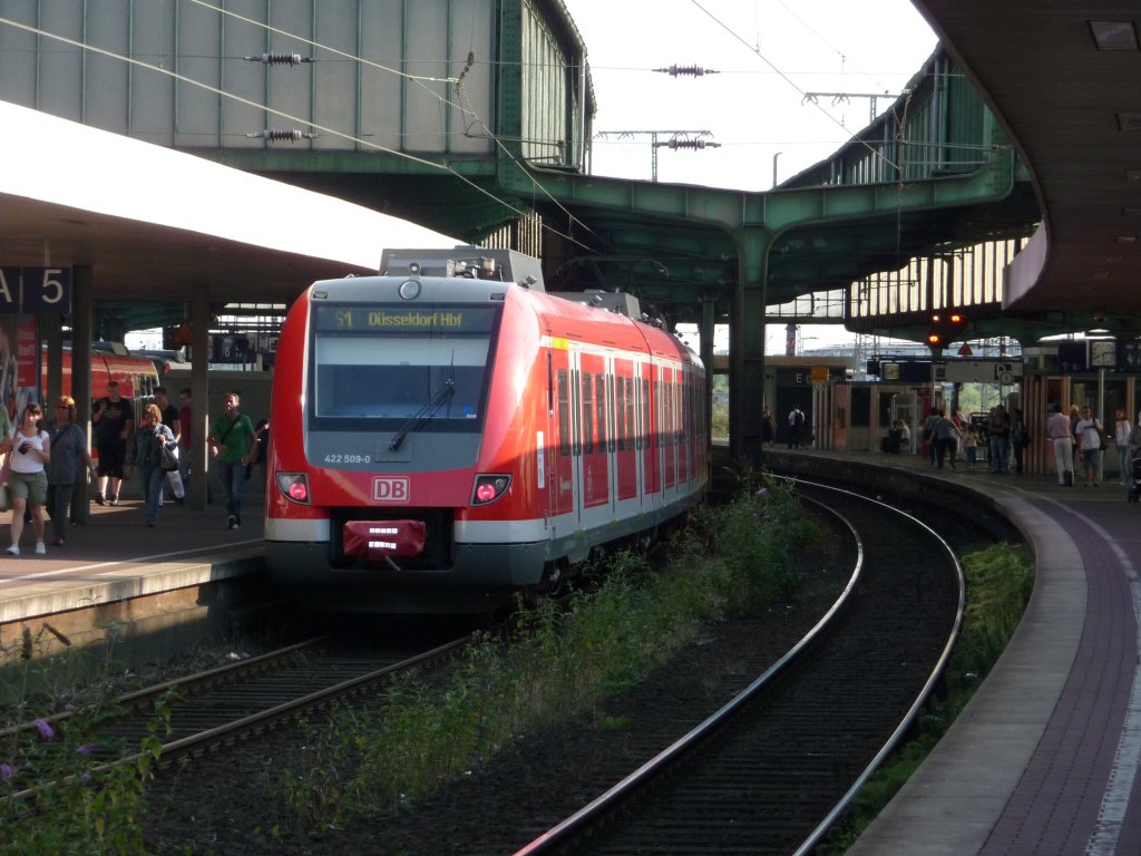 422 009 der DB Regio NRW steht am 04.08.2009 im Duisburger Hauptbahnhof. S1 -> D�sseldorf Hautbahnhof