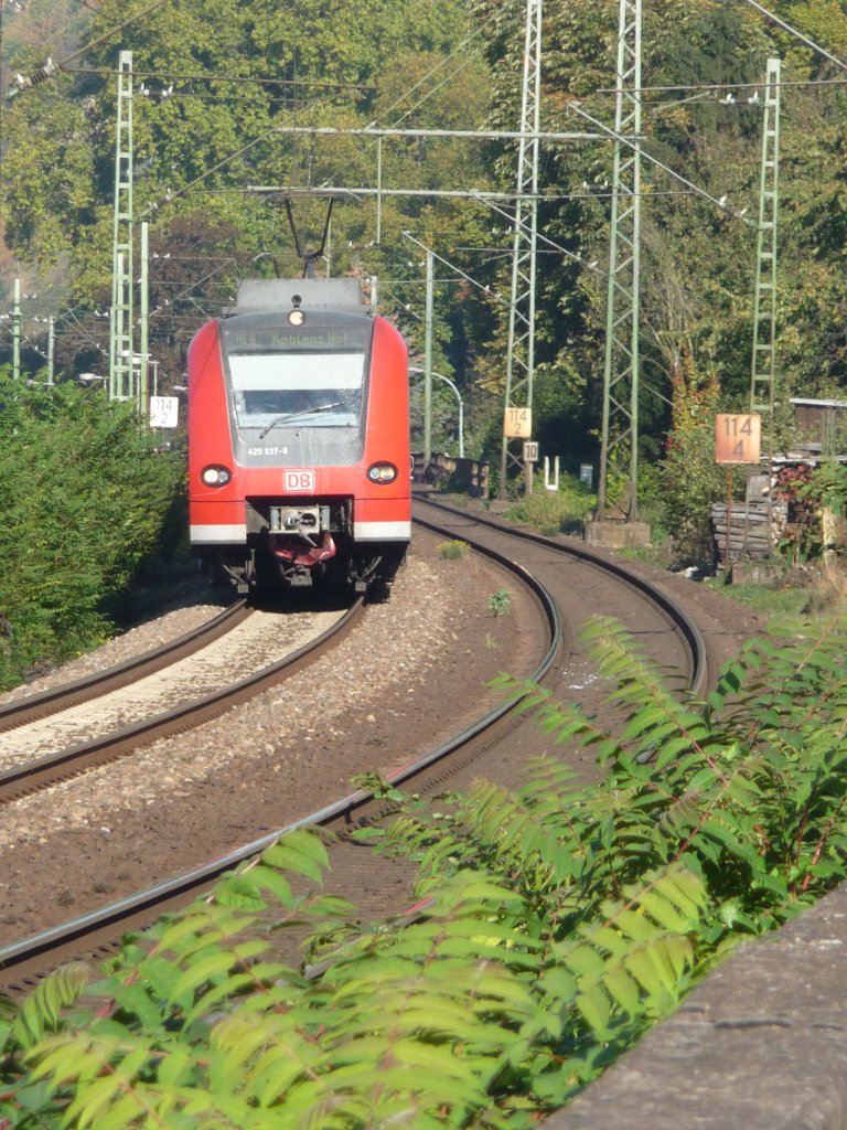 425 037 am 02.10.2011 nahe Linz am Rhein.
RE8 -> Koblenz Hauptbahnhof
