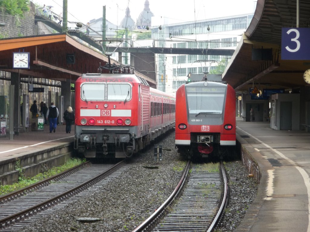 425 093 und 143 612 treffen sich am 26.05.2010 in Wupertal Hauptbahnhof.
425 093: RB48 -> K�ln Hauptbahnhof
143 612: S8 -> M�nchengladbach Hauptbahnhof