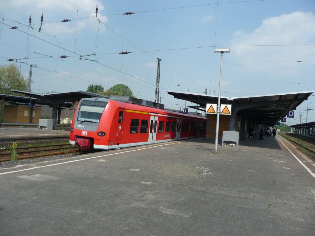 425 104 steht am 21.04.2011 im Bahnhof Wanne-Eickel
RB42 -> M�nster Hauptbahnhof