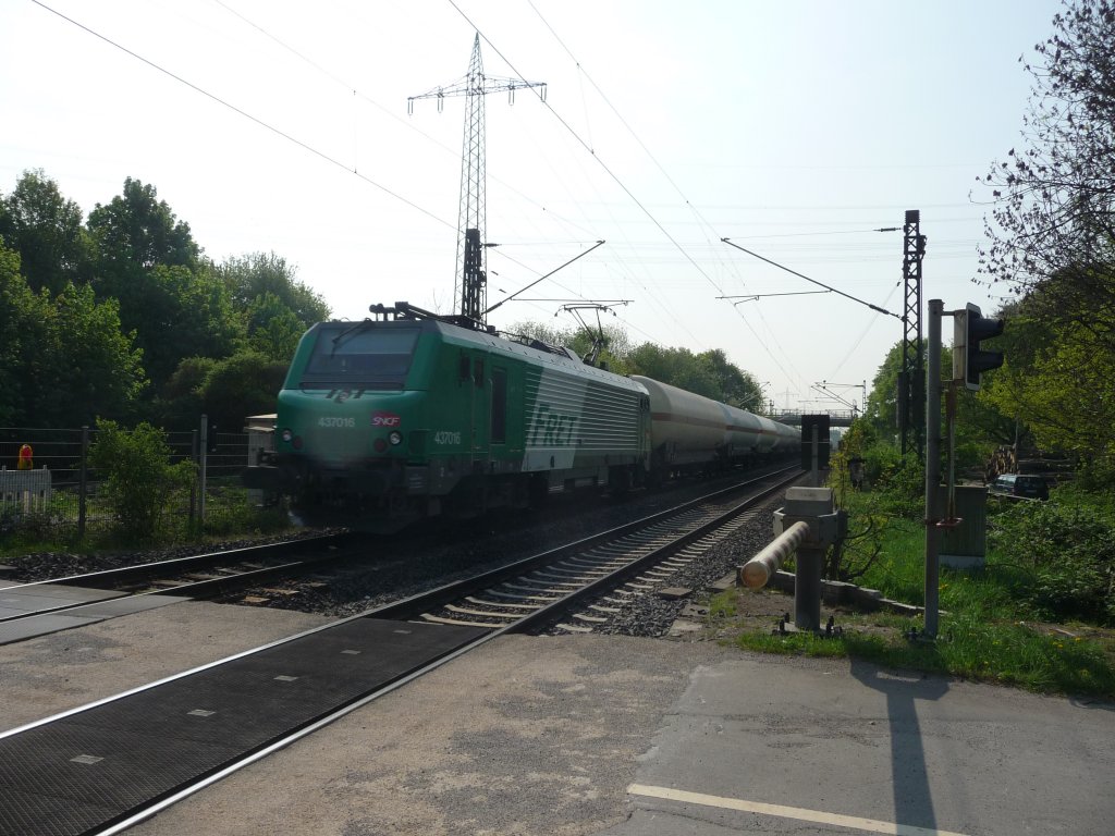 437016 der SNCF passiert am 21.04.2011 einen Bahn�bergang im Norden von Lintorf.