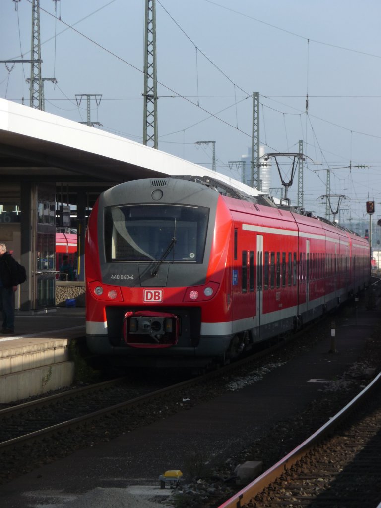 440 040 steht am 29.10.2011 zusammen mit 440 319 im N�rnberger Hauptbahnhof.