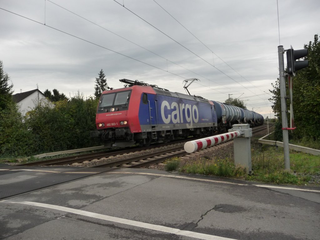 482 003 der SBB Cargo passiert am 17.10.2012 einen Bahn�bergang in Langenfeld-Richrath.