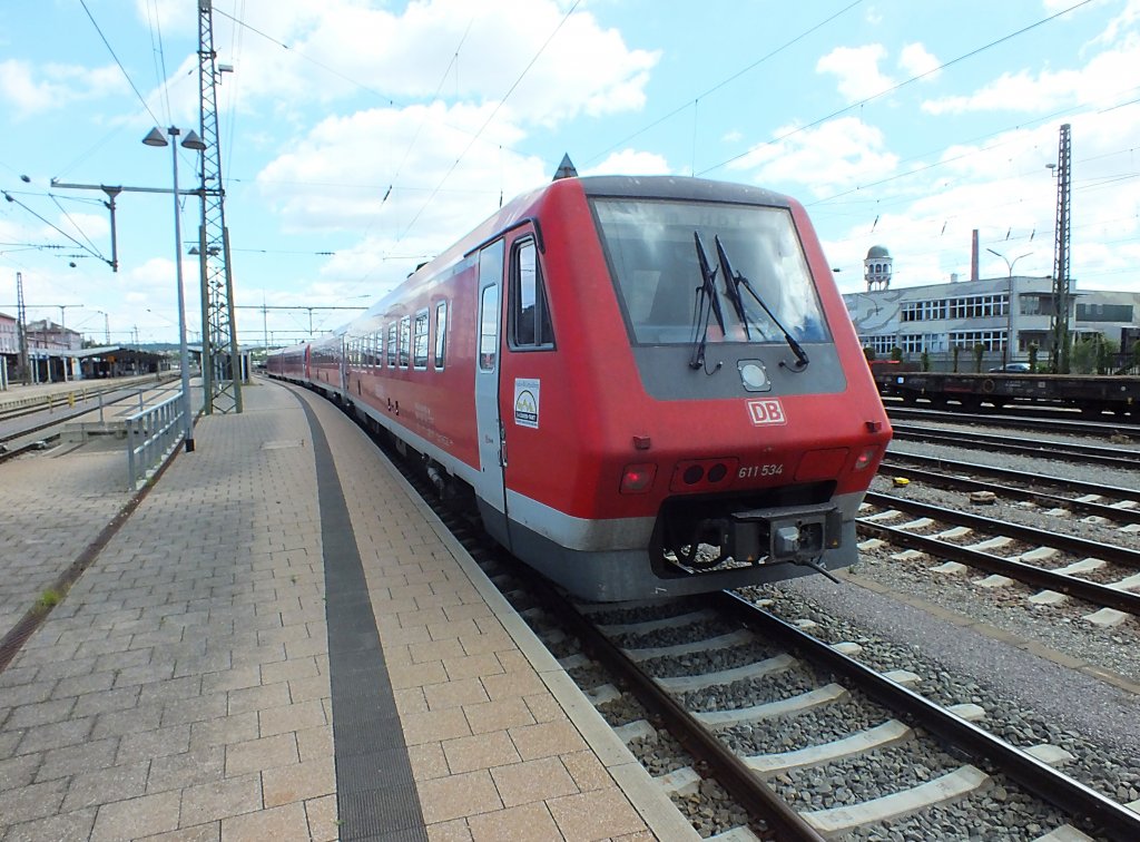 611 034 f�hrt am 31.7.13 am Ende einer 611er-Doppeltraktion in den Bahnhof Singen ein. Ziel des Zuges ist Ulm Hauptbahnhof.