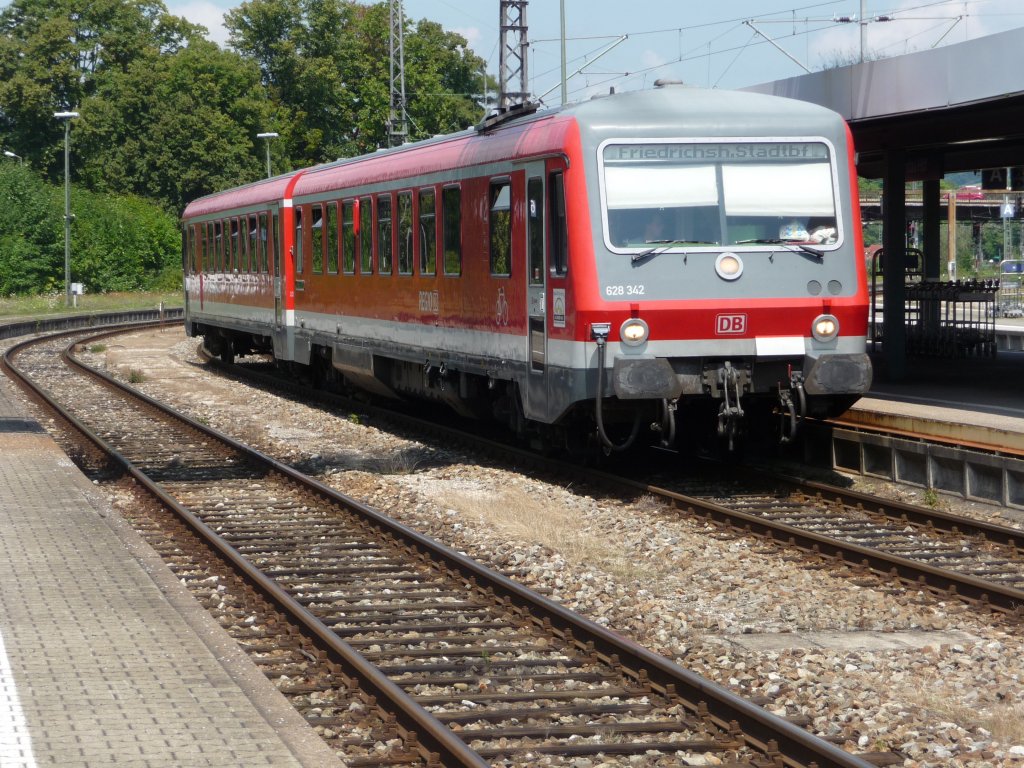 628 343 f�hrt in den Lindauer Hauptbahnhof ein, um kurz darauf nach Friedrichshafen zur�ckzufahren.