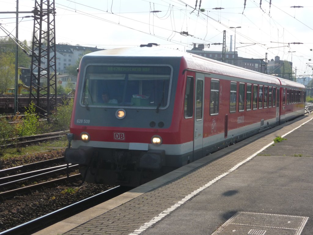 628 509 erreicht am 15.04.2011 den Bahnhof Wuppertal-Oberbarmen, ausnahmsweise auf Gleis 4 statt am S-Bahn-Gleis 6.
RB47 -> Remscheid-G�ldenwerth