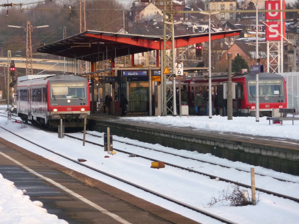 628 532 und 628 530 treffen sich am sp�ten Nachmittag des 03.02.2010 in Wuppertal Oberbarmen.
628 532: RB47 -> Wuppertal HBF
628 540: RB47 -> Remscheid-G�ldenwerth