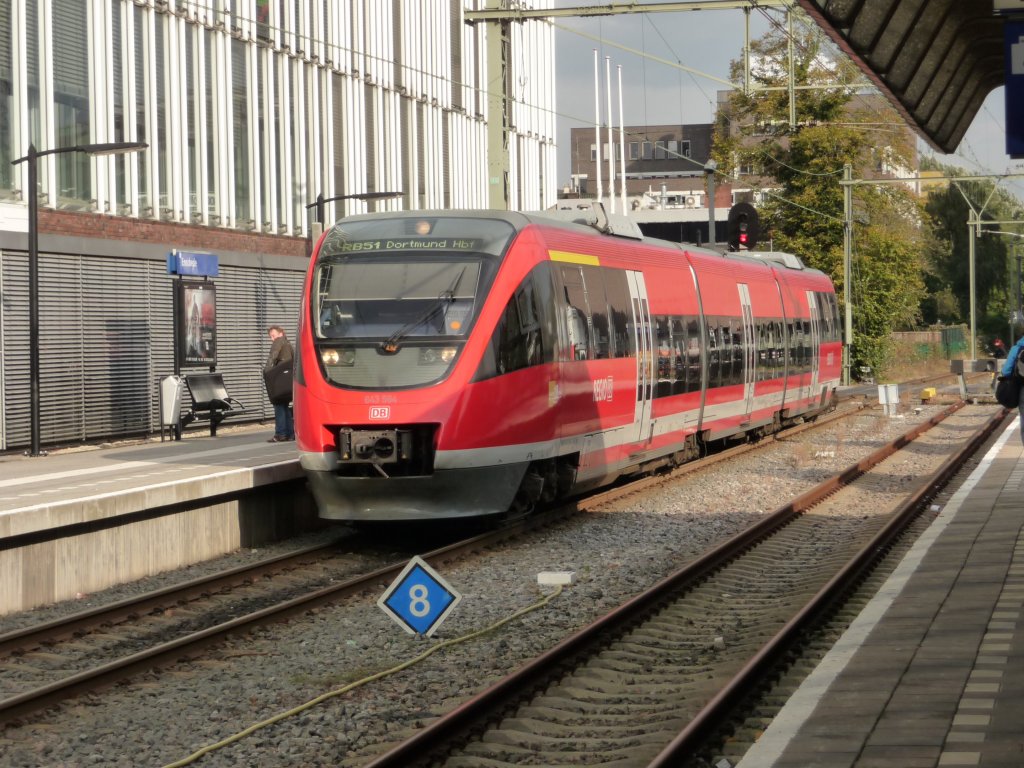 643 064 der DB am 12.10.2012 in Enschede. Die Gleise der DB und der NS sind hier nicht miteinander verbunden, sodass die 643er auch ohne niederl�ndische Zugsicherung in den Bahnhof einfahren k�nnen.
RB51 -> Dortmund Hauptbahnhof