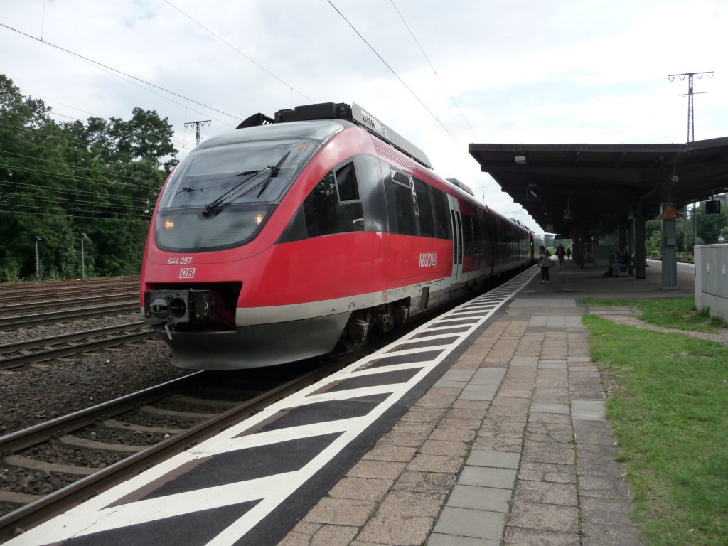 644 057 verl�sst am 08.08.2012 den Bahnhof K�ln-West in Richtung K�ln Hauptbahnhof.