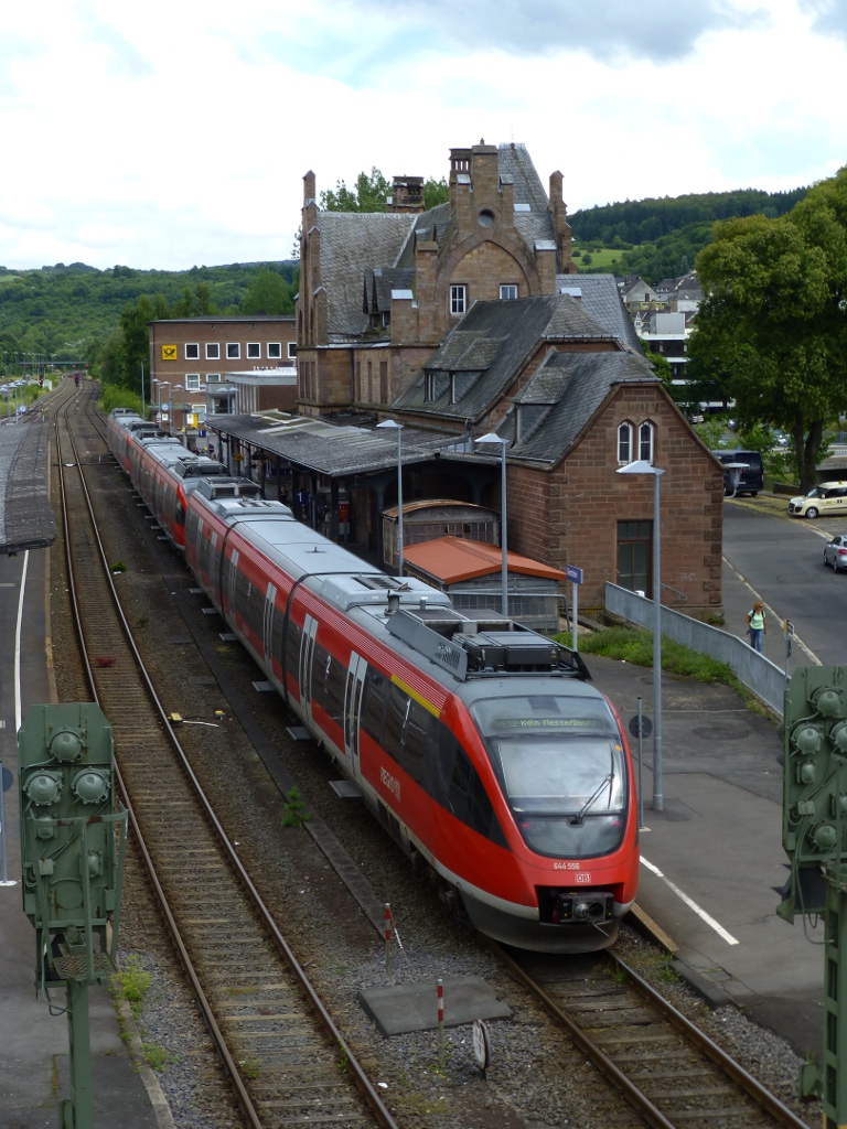 644 556 steht mit zwei weiteren Talenten am 7.8.2013 als RE 12 nach K�ln in Gerolstein.