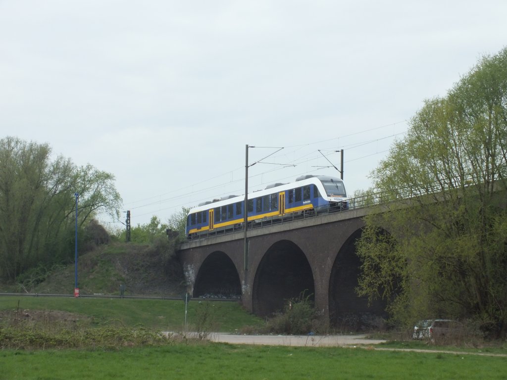 648 432 der NWB am 25.04.2013 in Duisburg-Rheinhausen.
RB31 -> Duisburg Hauptbahnhof