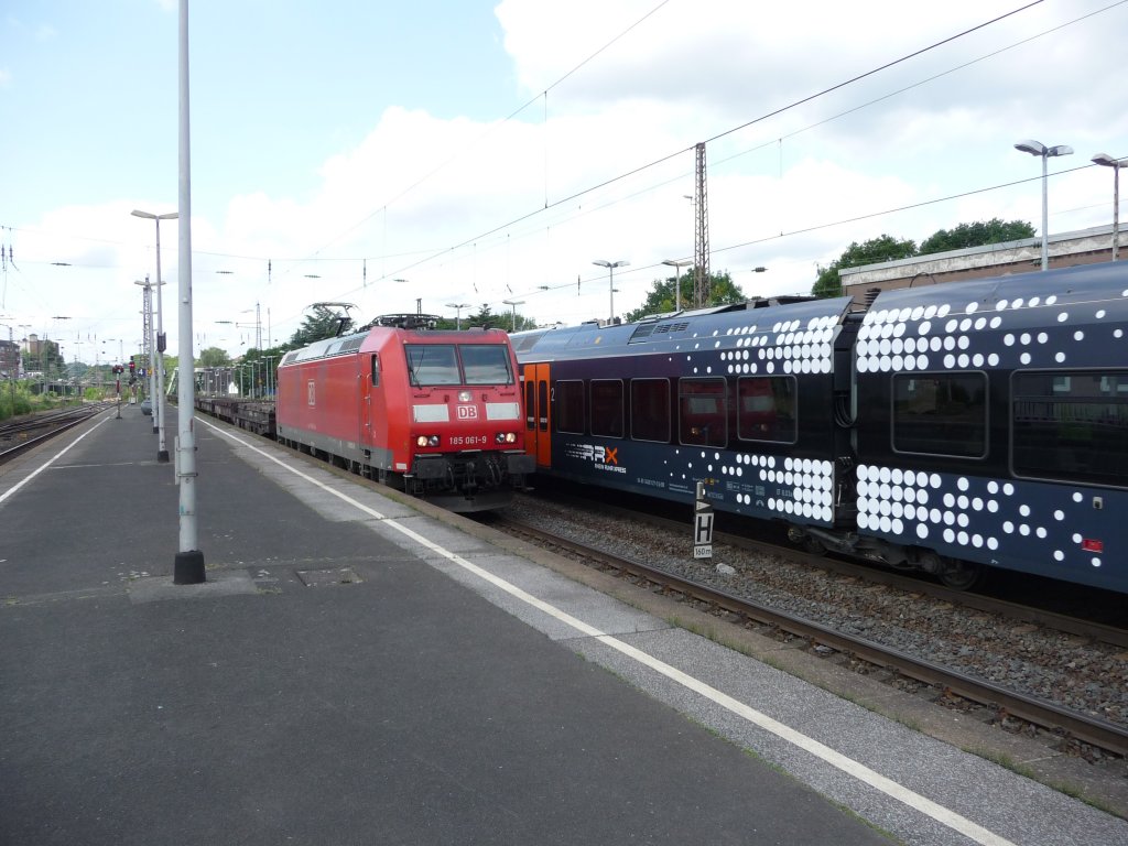 Am 11.06.2011 treffen sich 185 061 und ET6.03 der eurobahn im Bahnhof Wuppertal-Oberbarmen.
RE13 -> Venlo (NL)
