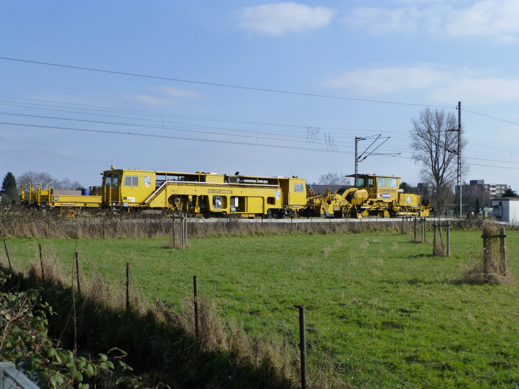 Am 18.2.2013 bef�hrt dieses Baufahrzeug von Becker den Personenbahn�bergang in Langenfeld-Richrath.