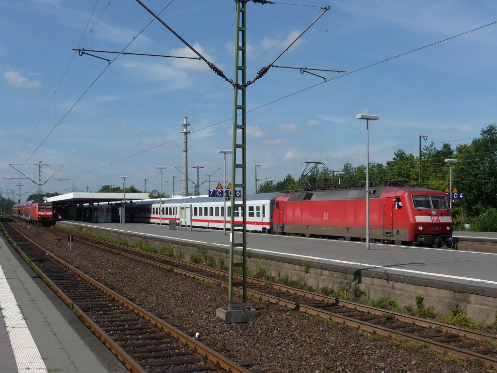 Am 20.08.2011 stehen 120 102 und 146 006 im Gelsenkirchener Hauptbahnhof.
146 006: RE2 -> M�nster Hauptbahnhof