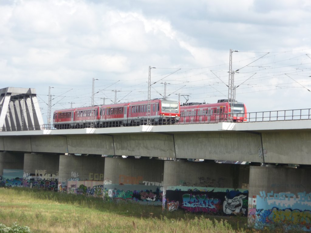 Am 23.08.2010 liefern sich eine Doppeltraktion 628er als RB38 nach K�ln-Messe/Deutz und eine Doppeltraktion 422er als S8 nach M�nchengladbach Hauptbahnhof auf der Hammer Rheinbr�cke in D�sseldorf ein Wettrennen.