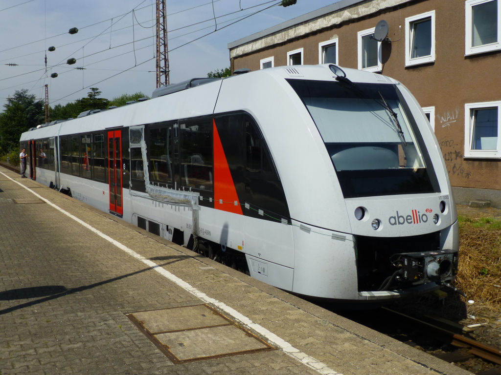 Am Mittag des 17.07.13 h�lt VT 12003 der Abellio in W-Oberbarmen. Wie man an den zahlreichen Kabeln an der Fahrzeugau�enseite erkennen kann, befindet er sich dabei auf einer Testfahrt, denn solche LINT 41 werden ab Dezember 2013 den Dienst auf der RB 47, die dann S 7 hei�en soll, versehen.