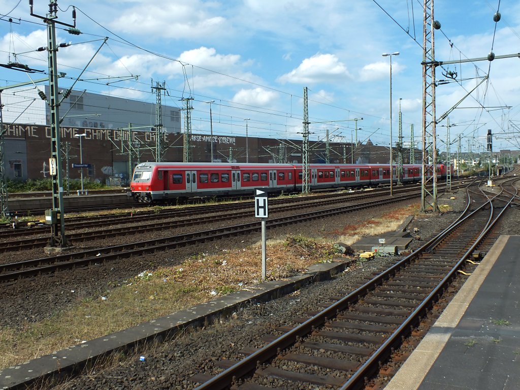 Am Nachmittag des 3.8.13 fuhr diese S-Bahn in D�sseldorf Hauptbahnhof ein.
S6 -> K�ln-Nippes