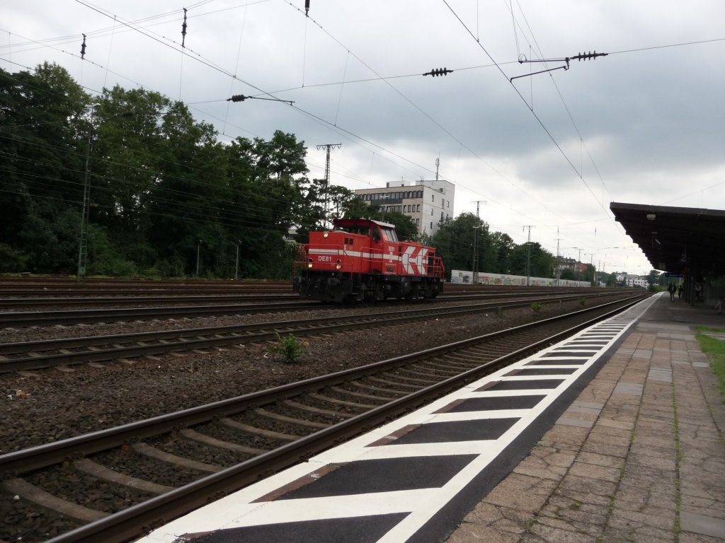 DE 81 der HGK (98 80 0272 019-7 D-HGK) durchf�hrt am 08.08.2012 solo den Bahnhof K�ln-West.