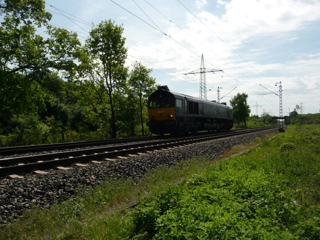 DE675, ein class66 eines unbekannten Besitzers, f�hrt am 18.05.2012 in der N�he Lintorf durch die sommerliche Landschaft.