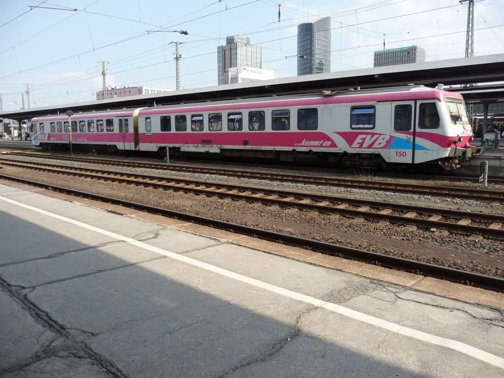 Der EVB-Triebwagen, ersatzweise f�r die NWB im Einsatz, zeigt sich am 21.04.2011 in Dortmund Hauptbahnhof.
RB43 -> Dorsten