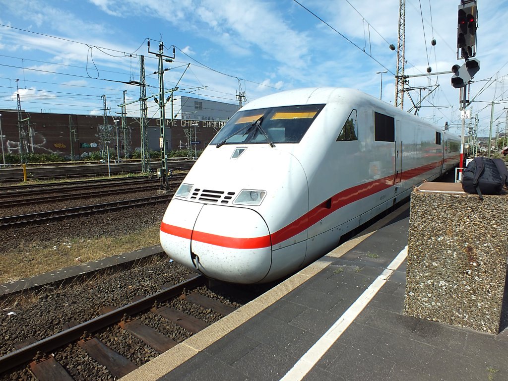 Die ICE2-Einheit 402 007 erreicht am 3.8.13 D�sseldorf Hauptbahnhof.