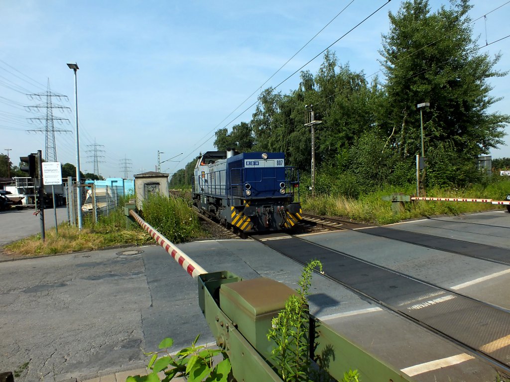 Die RBH-Lok 807 (98 80 0275 807-2 D-RBH) passierte am 16.7.13 den Bahn�bergang in Bottrop S�d.
