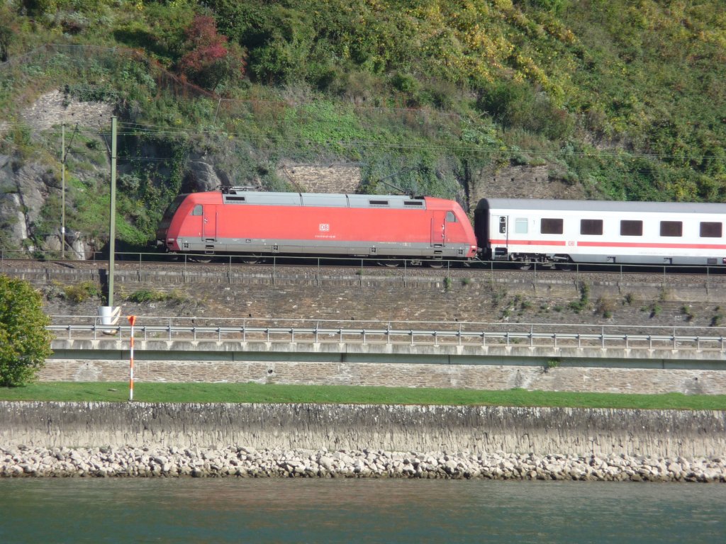 Eher selten  verirren  sich Fernverkehrsz�ge auf die Rechte Rheinstrecke. Hier ist eine unerkannt gebliebene 101 am 11.10.2010 mit einem Intercity unterwegs.