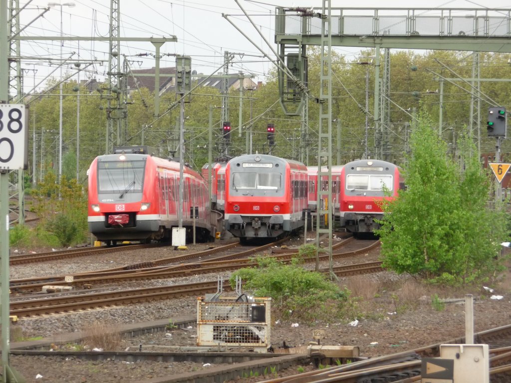 Ein 422er und zwei abgestellte x-Wagen-Garnituren am 03.05.2012 im Vorferld des D�sseldorfer Hauptbahnhofes. Interessanterweise ist die mittlere Garnitur mit  S7 Solingen  beschildert. Diese Linie gab es zum Aufnahmezeitpunkt aber far nicht.
422: S8 -> Wuppertal-Oberbarmen