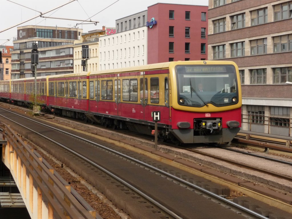 Ein 481er am Bahnhof Berlin-Alexanderplatz. 11.04.2012
S7 -> Ahrensfelde