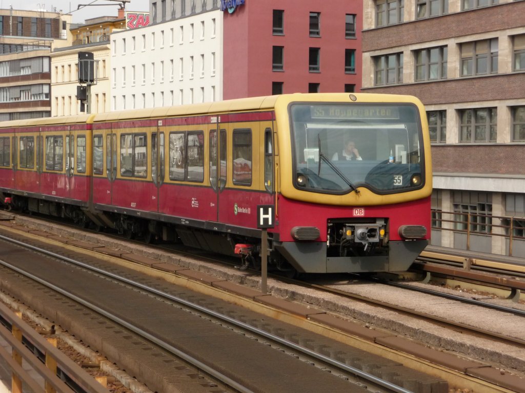 Ein 481er erreicht den Bahnhof Berlin-Alexanderplatz. 11.04.2012
S5 -> Hoppegarten
