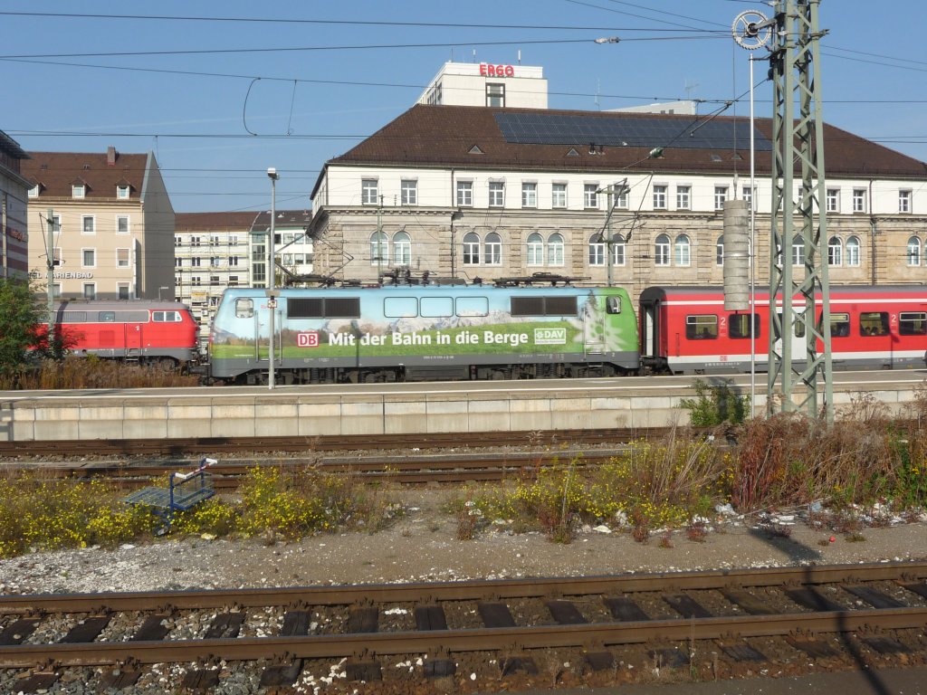 Ein besonderer Leckerbissen: 111 039 mit Werbung f�r den Deutschen Alpenverein, leider aus einiger Entfernung am 29.10.2011 in N�rnberg. DB Regio Bayern hat im Gegensatz zu den anderen Gesch�ftsbereichen des Nahverkehrs wohl Gefallen an der Gestaltung attreaktiver Werbeloks gefunden. Mir gef�llt's auf jeden Fall.
S1 -> Hartmannshof