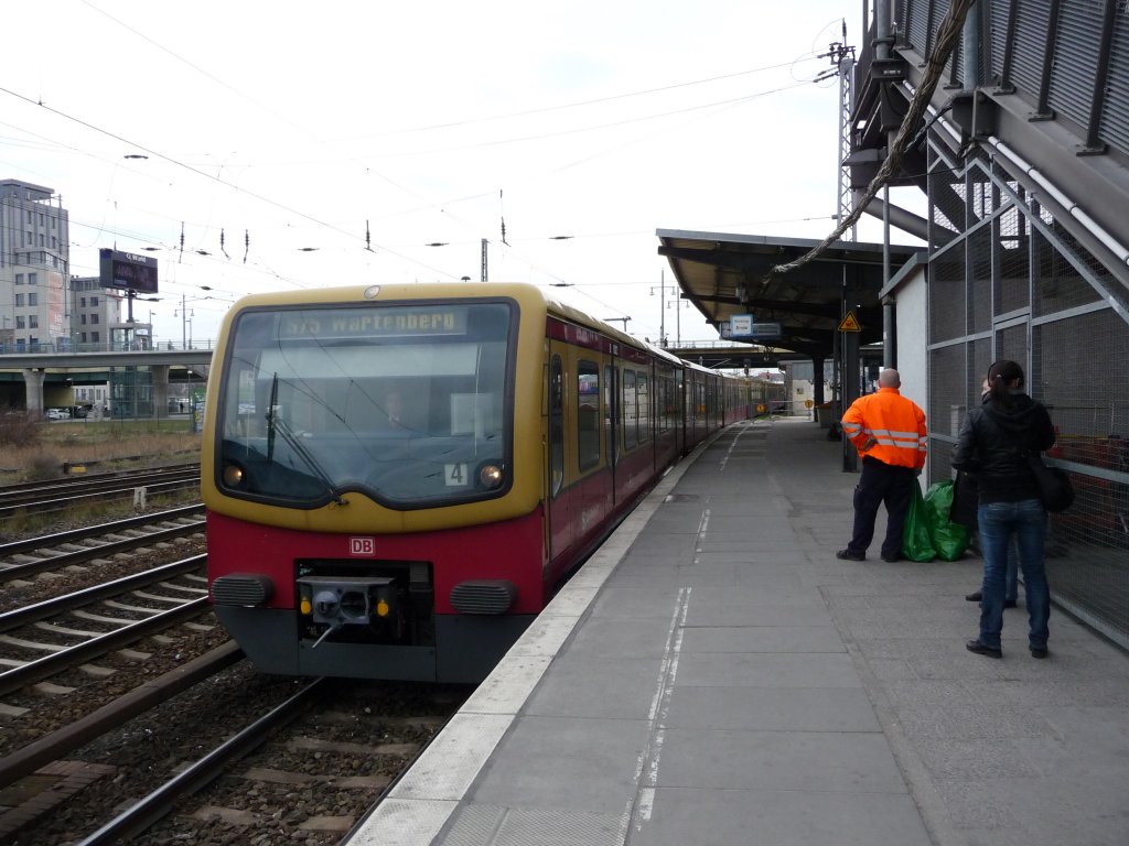 Ein Triebwagen der Baureihe 481 h�lt am 09.04.2012 an der Haltestelle Warschauer Stra�e.
S75 -> Wartenberg