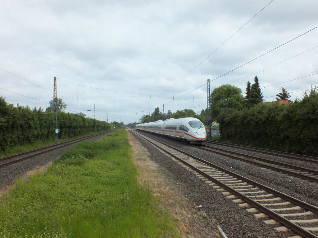 Ein unbekannt gebliebener ICE3 durchf�hrt am 3.6.13 Angermund.