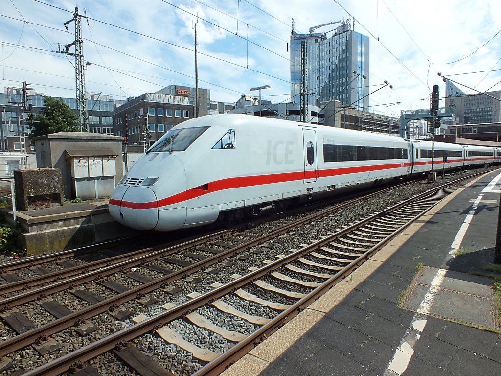 Ein unbekannter ICE2 verl�sst am 3.8.13 D�sseldorf in Richtung Ruhrgebiet.
