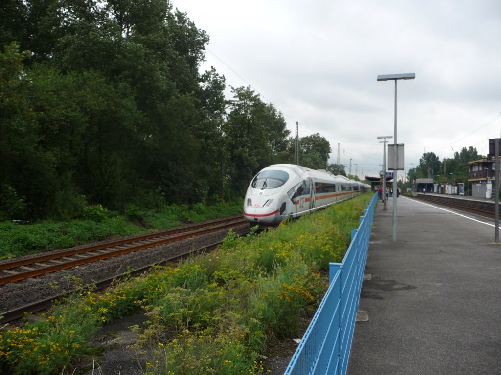 Ein unerkannt gebliebener ICE3 durchf�hrt den Bahnhof D�sseldorf-Reisholz. 27.08.2010