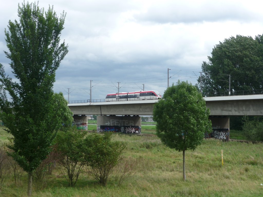 Ein unerkannt gebliebener zweiteiliger Talent der Regiobahn �berquert am 23.08.2010 die Hammer Rheinbr�cke, hier auf der Neusser Seite.
Linie S28 -> Mettman-Stadtwald