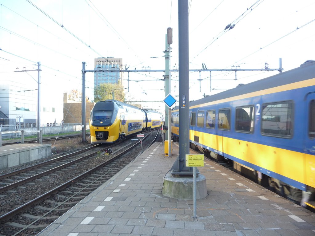 Ein VIRM-Triebwagen f�hrt in den Bahnhof Utrecht ein.