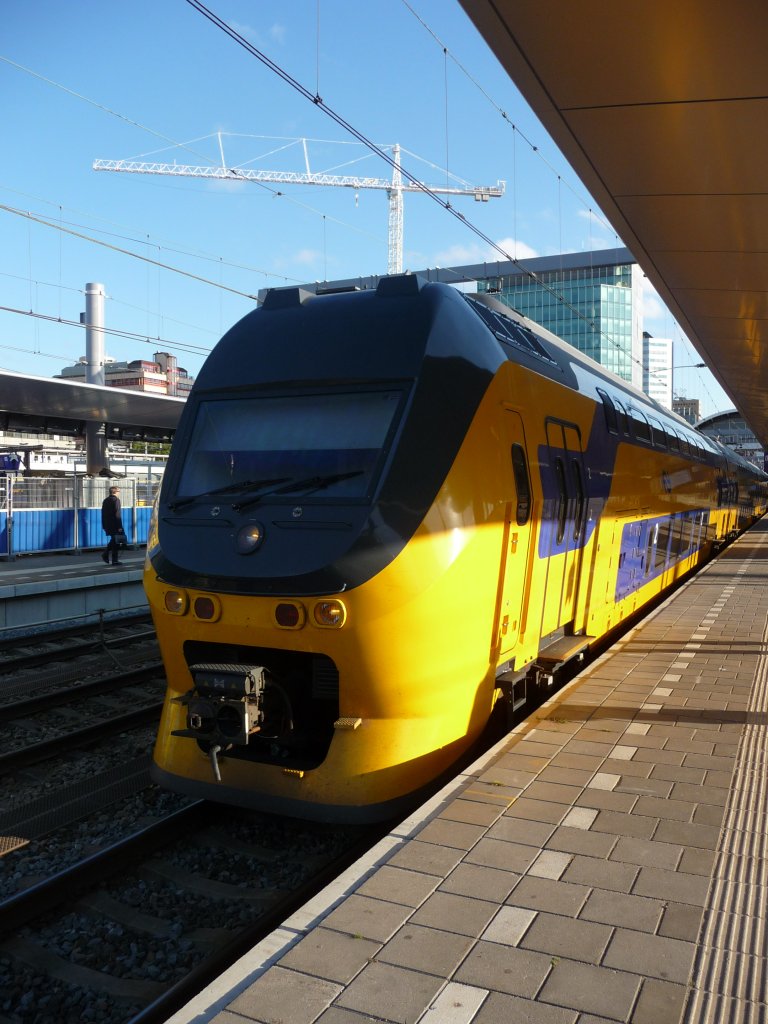 Ein VIRM-Triebwagen f�hrt in den Bahnhof Utrecht ein. 26.10.2011